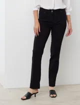 Pantalón negro de gabardina elastizada, marca Zac & Rachel. Tiene pretina con pasadores, botón y cierre. Delantera con tres bolsillos y trasera con bolsillos ojal.
