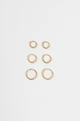 Set de tres pares de aros tipo argolla finos, de acero color dorado, en diferentes tamaños.