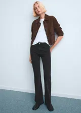 Jeans estilo flare tiro medio de color negro, confeccionados en tejido confort con elasticidad. Presentan diseño de cinco bolsillos, trabillas para cinturón y cierre delantero con cremallera y botón.