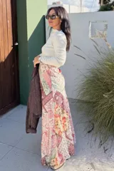 Falda larga de seda italiana con estampado estilo patchwork de azulejos en tonos rosados, rojos, verdes y amarillos. Presenta un corte fluido y diseño holgado.