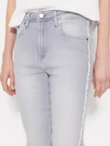 Jeans de calce slim, color gris claro, con botamanga levemente más ancha y largo al tobillo.