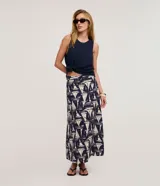 Pollera midi de corte evasé, con cintura elástica, confeccionada en viscolino con estampado figurativo de veleros en azul marino y blanco.