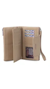 Billetera larga color beige, con textura granulada, solapa frontal con cierre magnético y logo de la marca grabado. Incluye correa de mano extraíble y compartimento principal con cierre.