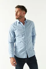 Camisa de manga larga para hombre, color azul claro con microestampado de cuadros. Presenta un corte slim y cuello abotonado.