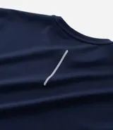Remera deportiva de manga corta y cuello redondo, confeccionada en tejido tech fleece con tecnología dry que facilita la transpiración y el secado rápido. Presenta un corte comfort holgado y diseño liso sin estampas.