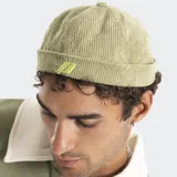 Gorro tipo beanie de pana con ajuste posterior y logo bordado en el frente.