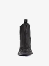 Bota corta estilo cowboy negra, de cuero, con punta afilada y taco ancho y bajo. Presenta bordados tonales en la caña y en la puntera.