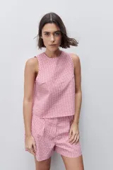 Short de tiro medio con estampado de cuadros vichy rojo y blanco, silueta relajada, bolsillos laterales y cintura elastizada en la parte trasera.