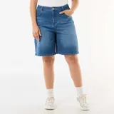 Bermuda vaquera de tiro alto con diseño amplio tipo bermuda, confeccionada en denim azul con lavado medio. Cuenta con cierre de botón y cremallera, y bolsillos delanteros y traseros clásicos.