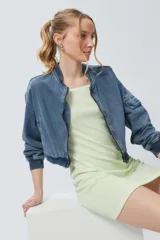 Vestido corto al cuerpo a cuadrillé blanco y negro, con cuello alto y mangas cortas.