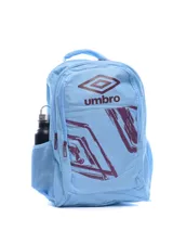 Mochila de color celeste claro con estampado abstracto en color bordó. Presenta el logo de Umbro en el frente y un bolsillo lateral de malla para botella.