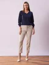 Pantalón de vestir color beige, marca Zac & Rachel, de corte recto y largo al tobillo.