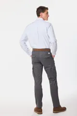 Pantalón cargo de gabardina en color verde militar, con bolsillos laterales tipo cargo con solapa y cierre de botón, y bolsillos frontales clásicos.