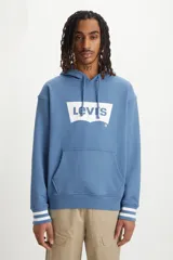 Buzo hoodie celeste con logo Levis estampado en el frente y puños acanalados con rayas blancas.