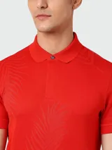 Remera polo roja de corte slim fit con estampado de hojas.