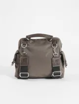 Bandolera convertible en mochila, color negro, con múltiples bolsillos externos con cierre, manija superior y correas regulables y extraíbles.