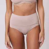 Bombacha maternal color piel, confeccionada en microfibra suave, sin costuras y con faja abdominal de tejido doble.