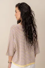 Sweater de tejido de punto a rayas horizontales en tonos beige y blanco, con escote en V y mangas cortas holgadas.