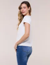 Remera celeste de manga corta, con cuello redondo y detalle calado en el rib del escote, de corte recto y ajuste cómodo.
