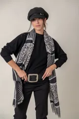 Pañuelo rectangular de viscosa estampada con diseño que combina animal print, pata de gallo y bloques de color.