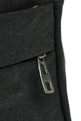 Bandolera verde militar de nylon con correa ajustable, bolsillo frontal con cierre y logo estampado.