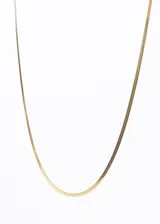 Cadena dorada de acero quirúrgico con eslabones planos tipo serpiente.