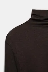 Camiseta de cuello alto y manga larga, confeccionada en algodón Supima. Presenta un corte ajustado al cuerpo y bajo recto.