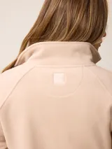 Campera de polar con cierre frontal completo, cuello alto y bolsillos laterales. Presenta un pequeño logo bordado en el pecho.