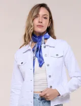 Bandana cuadrada de satén azul con estampado de arabescos y detalles ornamentales en blanco y gris.