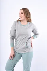Pijama de dos piezas gris con detalles en verde agua, compuesto por una remera de manga larga con bolsillo en el pecho y un pantalón largo.