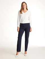 Pantalón de vestir negro con silueta recta y corte entallado, confeccionado en tejido elástico con nervadura central vertical. Cuenta con cintura ancha de soporte y panel de malla interna modeladora.