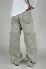 Pantalón jean color verde oliva claro, de corte amplio y estilo baggy.