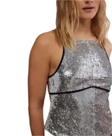 Top plateado con lentejuelas, cuello halter y espalda descubierta.