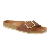 Sandalia Birkenstock modelo Madrid, confeccionada en cuero engrasado color marrón. Presenta una única tira ancha con una hebilla metálica grande en tono dorado y plantilla anatómica de corcho.