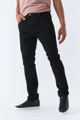 Pantalón jean de calce regular, color celeste con efecto lavado y roturas.