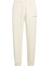 Jogger de corte regular color beige, con cintura elástica con cordón ajustable y puños elásticos en los tobillos. Presenta un pequeño logo bordado en la parte superior.