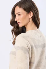 Buzo de tejido de punto con diseño jacquard estampado en tonos rosados y beige, de corte holgado, cuello redondo y mangas largas con puños acanalados.