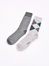 Pack de dos pares de medias de vestir para hombre. Un par es negro con pequeños rombos blancos y el logo 'Greco' en el lateral. El otro par es gris con rayas horizontales.