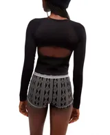 Remera negra de manga larga con cuello redondo y botones.