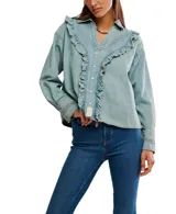 Camisa amplia de chambray celeste con botones al frente y detalles de volados. Tiene cuello clásico, pliegues y hombros caídos.