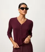 Cardigan de punto fino color gris, con escote en V, cierre frontal con botones y mangas largas. Confeccionado en una mezcla de viscosa y poliamida.