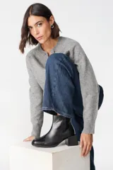 Bota corta de cuero negro con punta cuadrada y taco bloque de altura media.