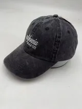 Gorro de béisbol negro con efecto lavado y bordado frontal con la inscripción "California Beach City".