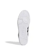 Championes Adidas Hoops 4.0 Mid de media caña, con diseño inspirado en el básquetbol. Presentan una parte superior de cuero sintético blanco con las icónicas tres tiras laterales en negro y cuello acolchado en color negro. Cuentan con suela de goma tipo cupsole para mayor estabilidad y durabilidad.