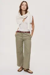Pantalón verde militar de tiro medio y calce wide leg, con bolsillos laterales y cierre frontal con botón.