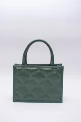 Cartera verde oscuro con diseño acolchado en forma de rombos. Tiene doble asa corta y cierre superior.