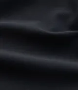 Bermuda masculina color beige, tipo boardshort, confeccionada en microfibra. Cuenta con cintura elástica, cordón ajustable y bolsillos.