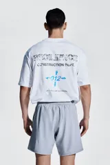 Short deportivo gris de tejido funcional con tecnología DryMove™ que absorbe el sudor. Diseño a media pierna con stretch en cuatro direcciones, cintura elástica con cordón ajustable oculto, bolsillos al bies, detalle reflectante en la parte posterior y aberturas laterales cortas en el bajo. Corte estándar.