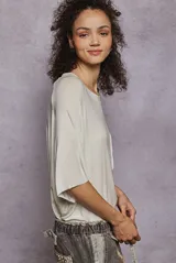 Remera de manga corta con diseño holgado, cuello redondo y bolsillo frontal aplicado en el pecho.