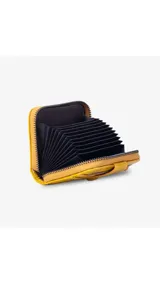 Tarjetero compacto con cierre perimetral y diseño de textura tipo cocodrilo. Cuenta con una presilla frontal con botón a presión y múltiples compartimentos internos para tarjetas.